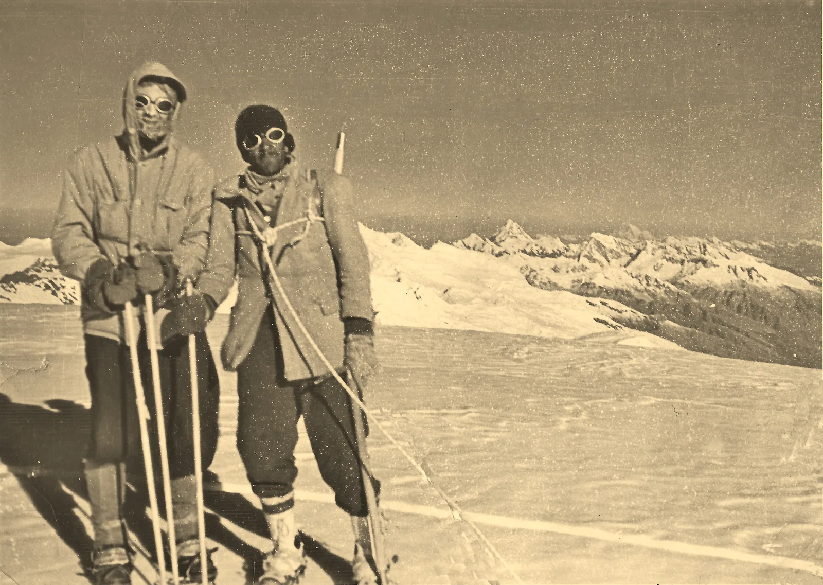 Photographie d'archives de 1939 : le Dr Hermann Huber, chef de l'expédition austro-allemande du Club alpin, et Pedro Méndez, premier Péruvien au sommet nord du Huascarán, sur un glacier de la cordillera Blanca.