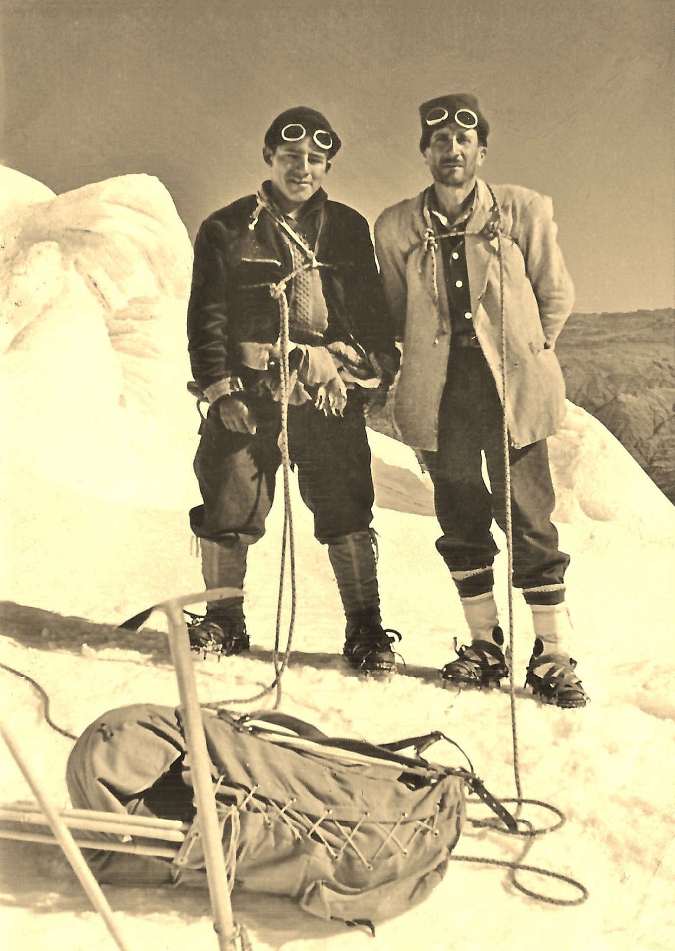 Pedro Méndez on the summit of Huascarán with the prototype gear: the Andes model backpack (SALEWA) and the hand-forged universal crampon, which set a sales record in 1962 with 360,000 units sold; also the first tubular ice screw (100,000 units sold in 1967) and the hollow carabiners — equipment created by Hermann Huber and SALEWA.